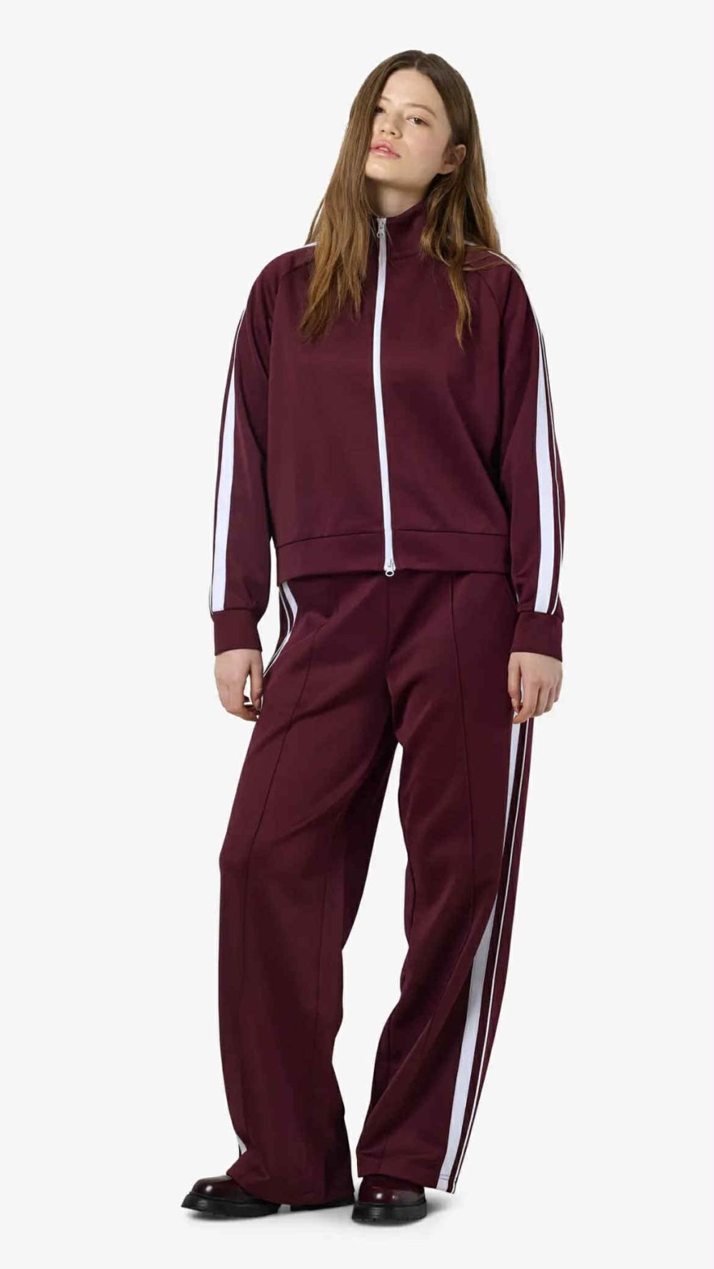 Jenna Sporty High Neck Zipper in Windsor Wine